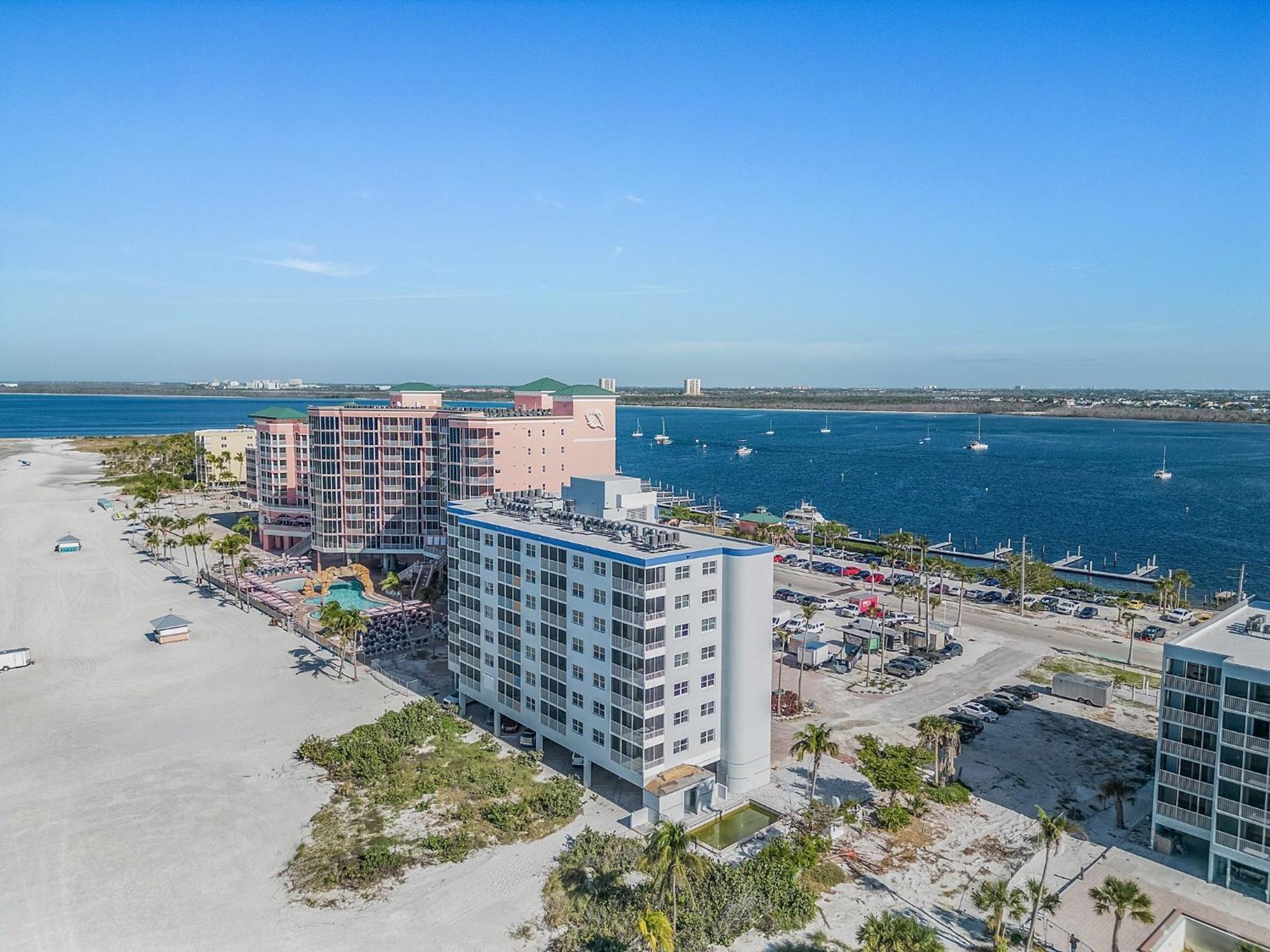 Villa Beachfront Bliss: Gulf Views, Pool, Sleeps 8! Fort Myers Beach Exterior foto